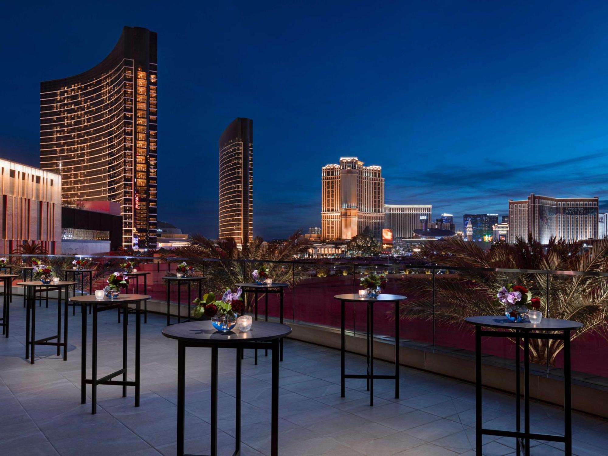 Las Vegas Hilton At Resorts World Esterno foto The Sky Deck at MGM Grand Las Vegas