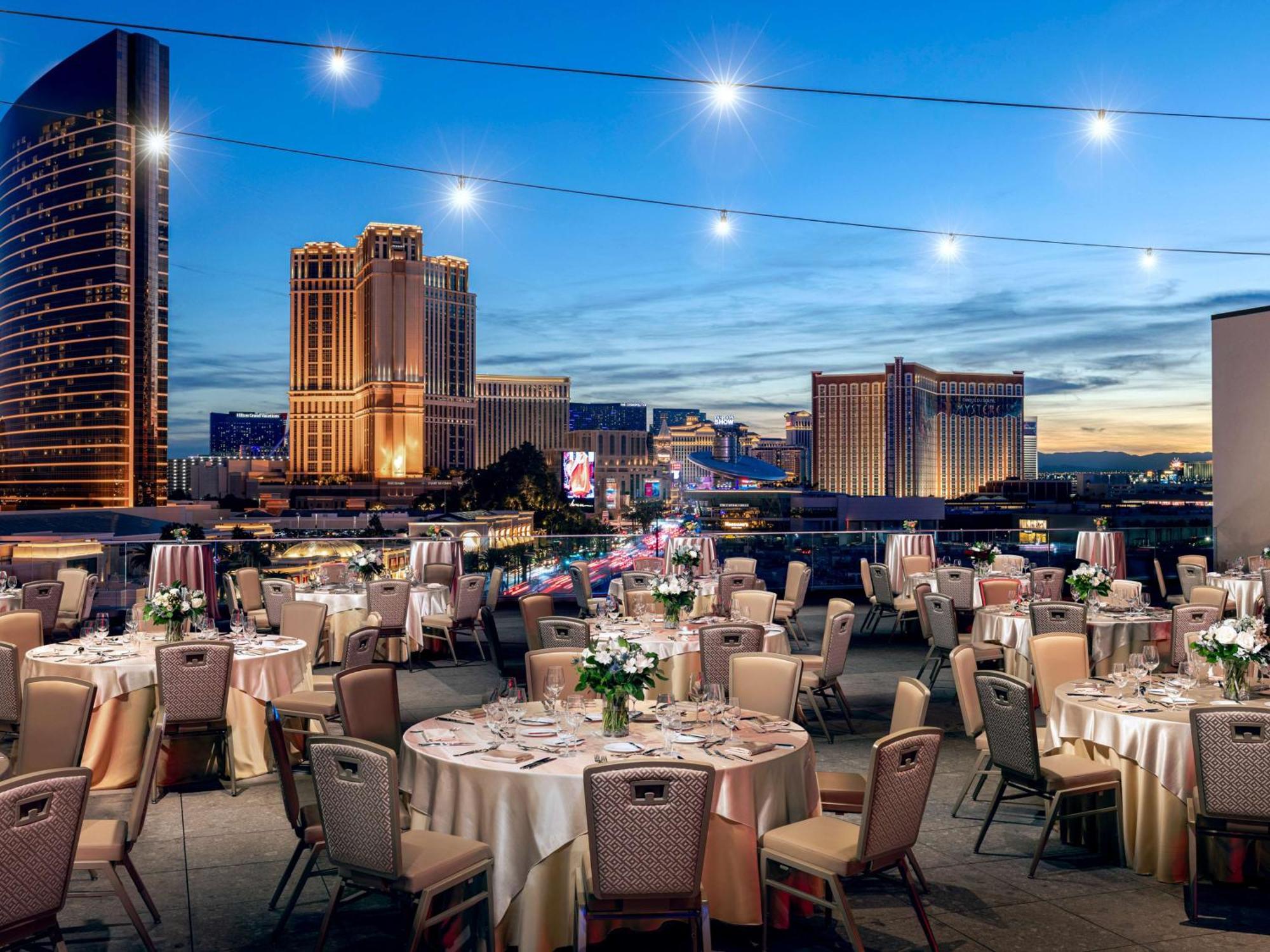 Las Vegas Hilton At Resorts World Esterno foto The Sky Deck at Mandalay Bay