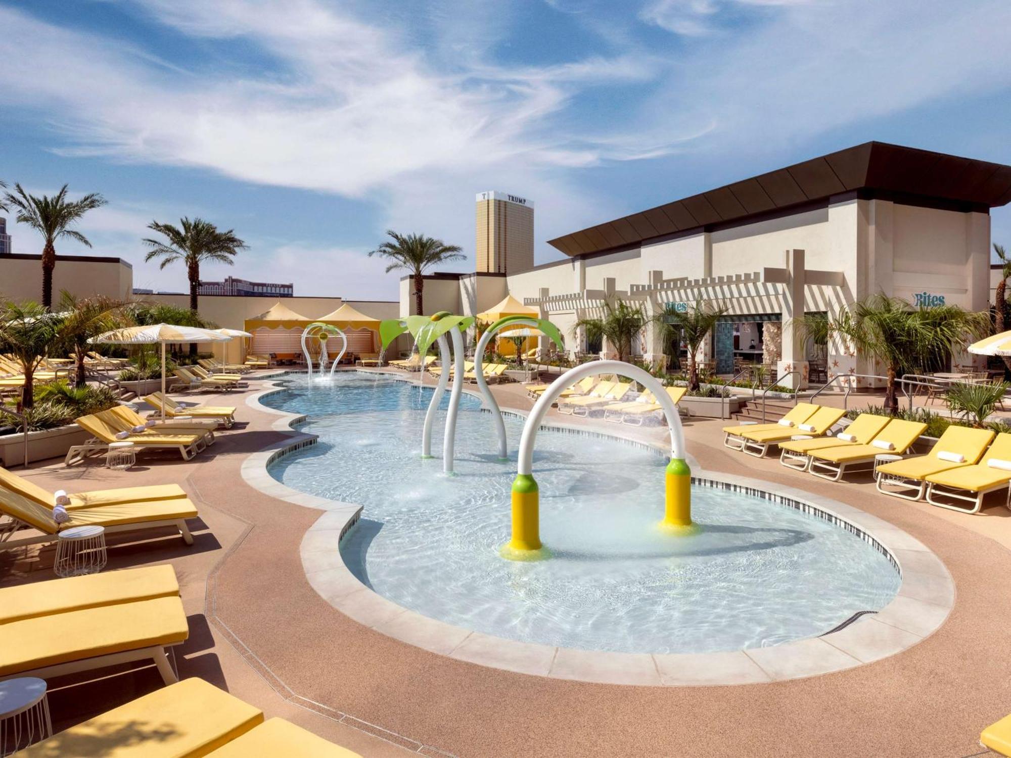 Las Vegas Hilton At Resorts World Esterno foto The pool at the resort